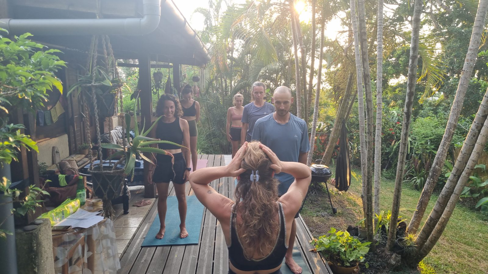 Cours collectif de yoga en plein air